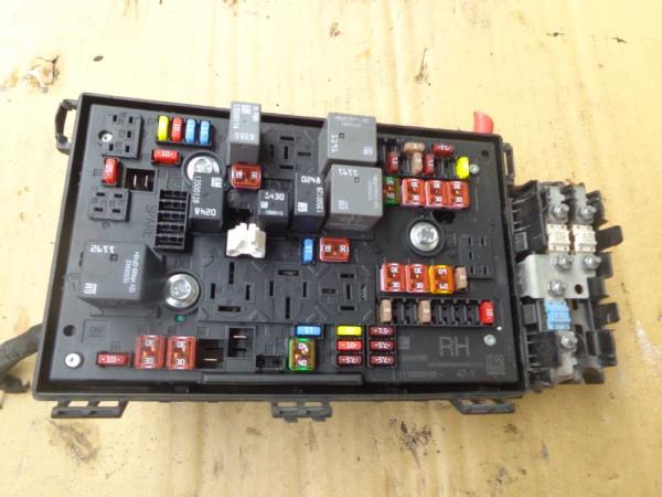 BOITE A FUSIBLE OPEL ASTRA J 1.7 CDTI  ( RH ) - Vue 1